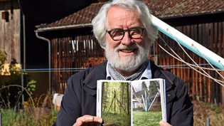 Peter Jenny mit seinem neuen Buch «Notizen zur Fotogestaltung».