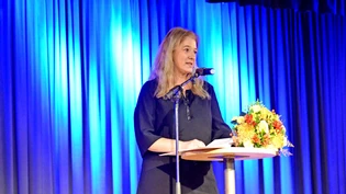 Kinderbuchpreis: Gaby Ferndriger und Christine Loetscher würdigen das Buch von Astrid Frank (im Bild).