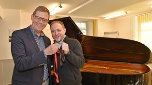 Der neue Schulleiter Jürg Wickihalde (rechts) nimmt die Schlüssel von Frank Rinne ab. 
