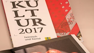 Stillleben mit Äpfeln und einer Mango: Obst aus der Ferne bereichert selbstverständlich unseren Alltag, Menschen tun es auch.