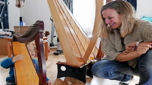 Früh übt sich: Der zweijährige Sohn Dean von Christa Paulina Hausmann entlockt seiner Mini-Harfe bereits zauberhafte Töne.