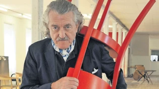 Dieter Meier in Glarus: 2015 kaufte er 180 Stühle für ein Restaurant in Berlin. Jetzt will er im Glarnerland eine Schokoladenfabrik eröffnen.