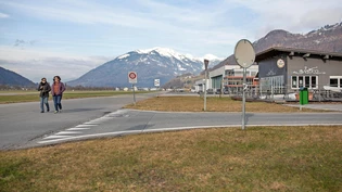 Künftig teilweise gesperrt: Die Rollwege am Flugplatz Mollis sind nach dem neuen Betriebskonzept nicht mehr permanent geöffnet. Bild Sasi Subramaniam