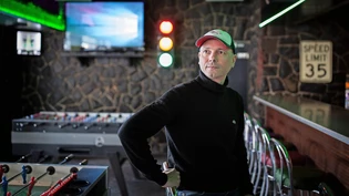 Sieht für die Glarner Beizen eine Zukunft: Marc Brunner führt seit 20 Jahren die Bar «Route 66» in Glarus.