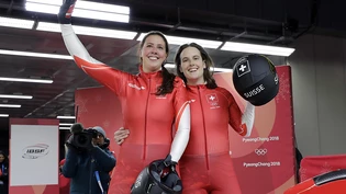 Das Schweizer Bob-Duo mit Pilotin Sabina Hafner (rechts) und Anschieberin Rahel Rebsamen freuen sich über Rang 9