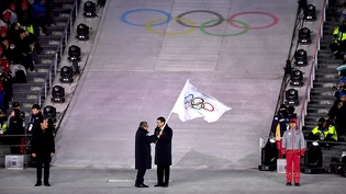 IOC-Präsident Thomas Bach überreicht die olympische Flagge an den Bürgermeister von Peking, Ausrichter der nächsten Winterspiele in vier Jahren