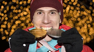 Ramon Zenhäusern zeigt stolz seine Gold- und Silbermedaille