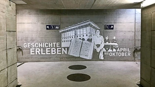 Die Unterführung beim Bahnhof Glarus weist unter anderem auf das Anna-Göldi-Museum hin.