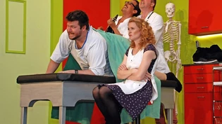 Schräge Szenen beim Doktor: Die drei Glarner Radiomoderatoren zeigen auf der Bühne auch ihr gesangliches Talent.Bild Hans Speck