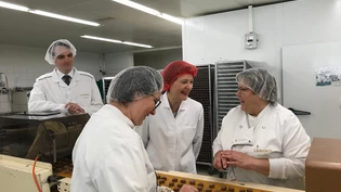 Bundesrätin Simonetta Sommaruga besuchte am Tag der Arbeit die Schokoladefabrik Läderach.