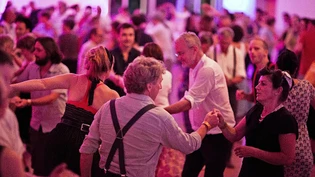 Nicht nur tanzen: Die Hot Jazz Band sorgt für die Stimmung, aber auch die Tanzgäste helfen mit passenden Outfits, das GH in eine