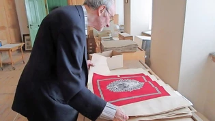 Der Autor: Daniel Aebli sichtet die Bildertücher, die er in «Dessinateurs II» beschreibt.