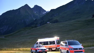 Einsatzfahrzeuge am Fusse des Unterhorns, wo der verunglückte Wanderer am Samstagabend entdeckt wurde.