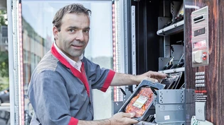 Service für Späteinkäufer: Urs Kern füllt den Steak-Away-Automaten beim Bahnhof mit Nachschub.