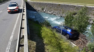 Bei einem Selbstunfall geriet ein Auto über den Strassenrand hinaus. Eine Frau wurde mittelschwer verletzt.