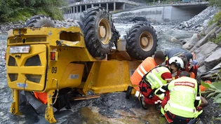 Der Fahrer dieses Dumpers wurde beim Absturz mittelschwer verletzt.