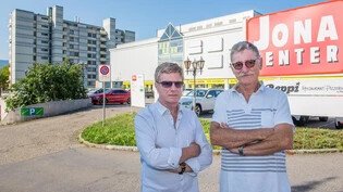 Die Kritiker Marco Kläui und Max Rechsteiner (v. l.) wehren sich gegen achtstöckige Bauten beim neuen Jona Center.