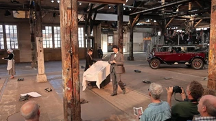 Stimmungsvoller Auftritt: Die Glarner Theatergruppe – hier mit Iman Girolimetto und Urs Imhof – überzeugt das Publikum in der alten SBB-Hauptwerkstätte in Olten.