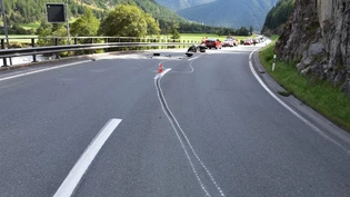 In dieser Kurve verlor der Töfffahrer die Kontrolle über sein Fahrzeug.
