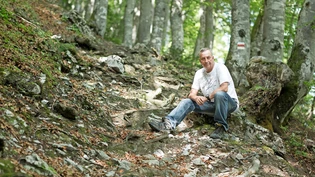Walter Hauser kehrt zum Wanderweg zurück, von dem er als Reporter über den Braunwalder Steinschlag berichtete.