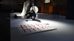 Der rote Faden als Leitmotiv: Axelle Stiefel richtet ihre Installation im Güterschuppen Glarus ein.Bild Claudia Kock Marti