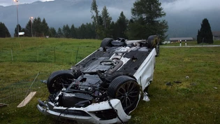Der Mann in diesem Auto hat sich mittelschwer verletzt. 