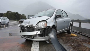 Der Unfallwagen prallte in die Mittelleitplanke.