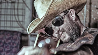 Auch ein bisschen Punk: Bob Wayne verkörpert sehr authentisch den verruchten Country-Musiker.