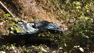 Aus diesem Auto stieg der Fahrer selbständig aus.