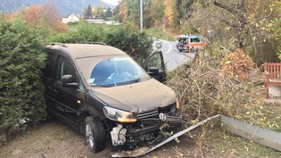 Dieses Auto geriet von der Strasse ab und kam nach der Kollision mit einem Baum in einem Vorgarten zum Stillstand.