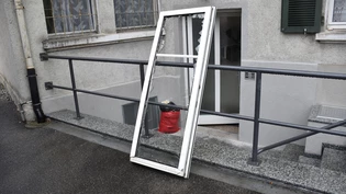 Die beiden Männer beschädigten dieses Fenster.