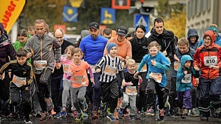 Regentanz: Gross und Klein lassen sich am Glarner Stadtlauf den Spass vom garstigen Wetter nicht nehmen.