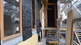 Der 40-Jährige stürzte derart unglücklich vom Gerüst, dass er sich den Unterschenkel brach.