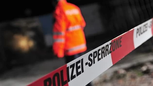 Die Polizei vermutet, dass sich die Frau bei einem Absturz tödliche Verletzungen zugezogen hat.