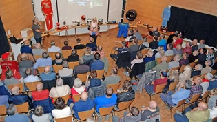 Grossandrang: Der Panoramasaal im Seminarhotel «Lihn» in Filzbach ist bis auf den letzten Platz besetzt.