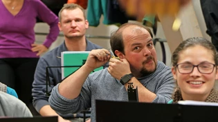 Erstes Reinhören an der Probe von dieser Woche: Die Näfelser Musiker haben den Dreh mit der Spieluhr schnell raus.