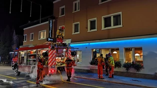 Drei Feuerwehrleute haben sich während des Einsatzes durch eine schlagartige Druckentweichung «Flashover» leicht verletzt.