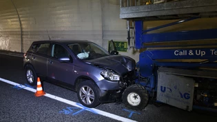 Eine 79-jährige Autofahrerin kollidierte mit einer Hebebühne.