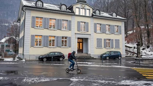 War einmal ein Krankenhaus: Das Kantonsspital in Glarus ist während der Spanischen Grippe ausgelastet, daher wurden die Kranken auch im Burgschulhaus betreut.