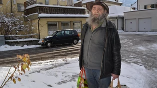 Hans Ulrich Giger, wie er leibt und lebt: Zwei Plastiktüten der Migros, ein grau melierter Vollbart und ein Cowboy-Hut sind seine Markenzeichen.