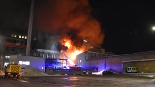 Die Feuerwehr bekämpft die Flammen in der Ems-Chemie.