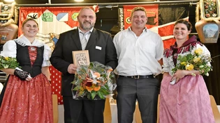 Wechsel im Vorstand: Madelaine Figi (von links), der scheidende Glarner Vertreter Hansruedi Hauser, sein Nachfolger im NOS-Vorstand Fridolin Beglinger und Fränzi Figi posieren für das Erinnerungsfoto.