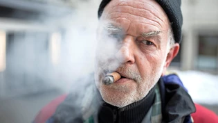 Bissig wie Zigarrenrauch: Urs Schönbächlers Texte triefen vor Gesellschaftskritik.