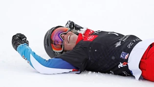 Überwältigt: Überglücklich liegt Ladina Jenny nach ihrem Triumph im kleinen Final, der ihr WM-Bronze im Parallel-Riesenslalom eintrug, im Schnee.