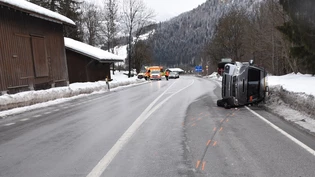 Dieses Auto überschlug sich bei Schnaus und landete auf der Fahrseite.