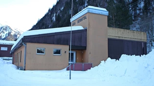 Auf dem Areal der ARA Sernftal soll bis frühestens Ende Jahr ein komplett neues Schlachthaus entstehen.