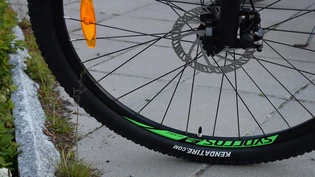 Ein Velofahrer wurde bei dem Unfall in Chur verletzt und sein Velo wurde beschädigt.