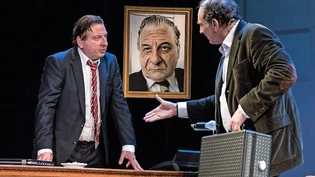 Spielverderberin: Beat Schlatter (rote Krawatte) als Caspar Lamm und Andreas Matti  (mit Koffer) als Paul Eberhard haben in Frau Berisha (oben rechts), gespielt von Anja Martina Schärer, eine harte Widersacherin.Pressebilder