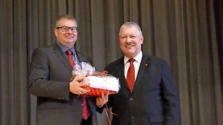 Geschenke erhalten die Freundschaft: Bruno Gallati (rechts) überreicht Alexander Guhl eine symbolische Abgabe, die an frührere Regularien erinnert.