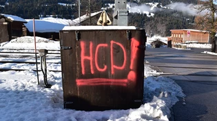 Beim Bahnübergang Klosters Dorf «ziert» dieser Tag einen Holzkasten.